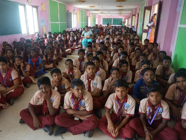 நண்பர்களிடம் பெருமையடித்தான்