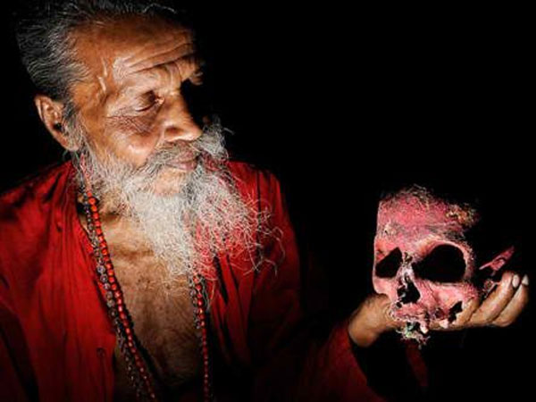மண்டை ஓடுதான் அவர்களின் அடையாளம்