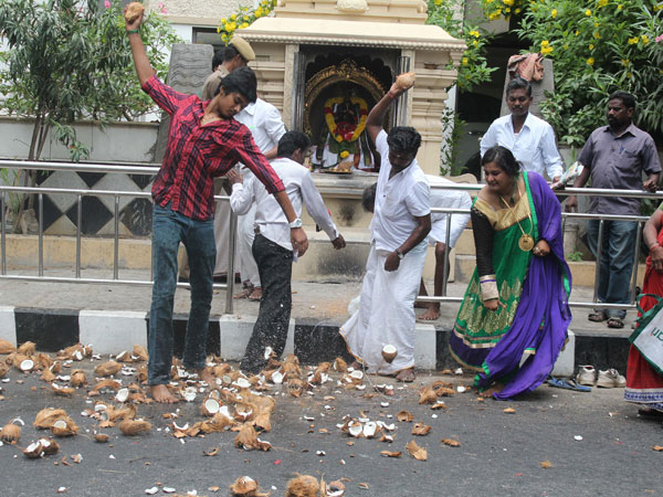 நடுத்தெருவில் தேய்காய் உடைப்பது
