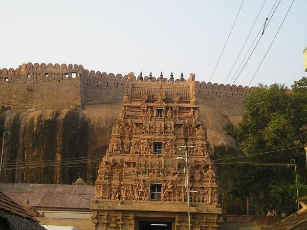 தடைகளை உடைத்து கல்லூரி படிப்பு