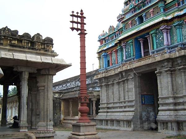 கொடி மரம் வழிபடுதல்