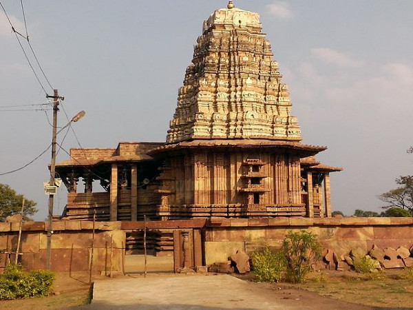 கோவில் அல்லது கோவிலுக்கு முன்