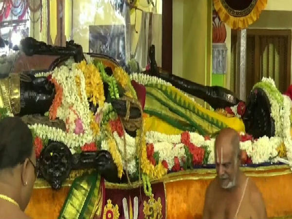 அத்தி வரதரை தரிசித்த பிரபலங்கள்