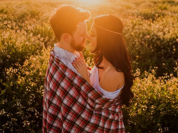 Types Of Hugs Women Give And Their Hidden Meanings Types Of Hugs Women Give And Their Hidden Meanings