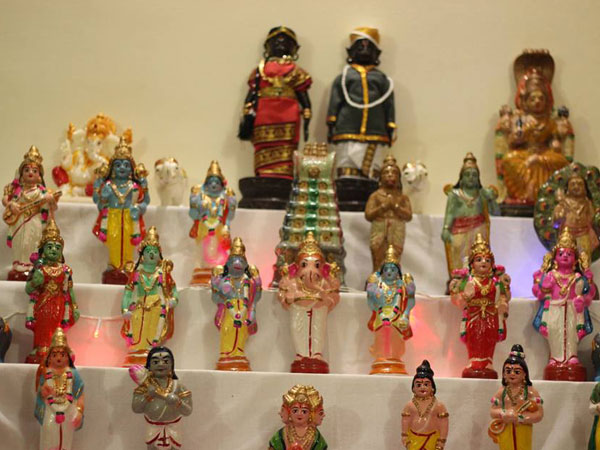 கொலுவாக நின்ற தேவர்கள்