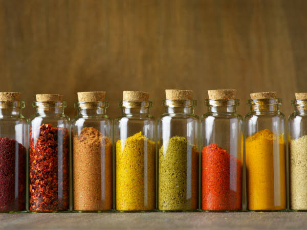 மசாலாப் பொருள்களை காற்று புகாத டப்பாவில் வைக்கவும்