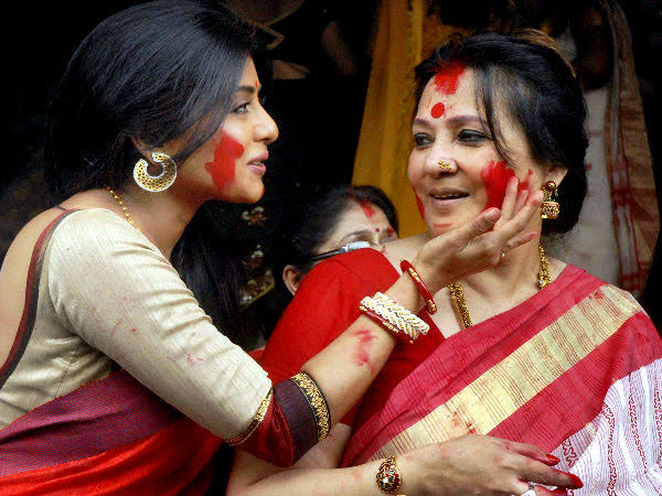 வண்ணப் பொடிகளுடன் விளையாடுவது