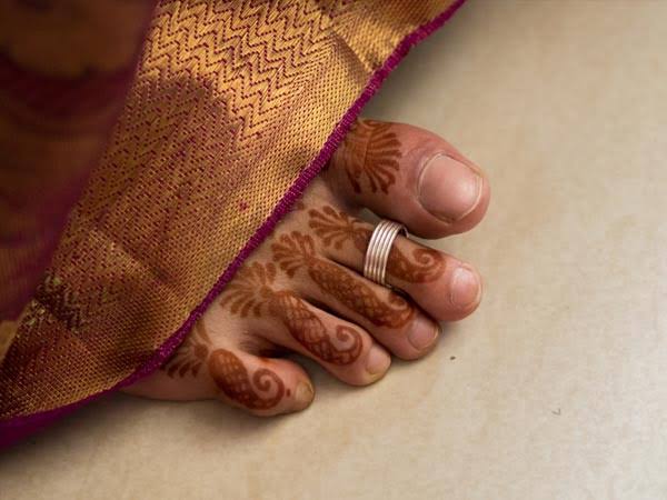 மெட்டி அணிவது
