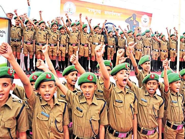 ஆயுதப்படைகளுக்குத் தயாராவதற்கு மாணவர்களுக்கு உதவுகிறது