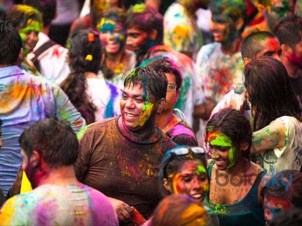 ஹோலி நேரத்தில் வெளியில் செல்வதைத் தவிர்த்திடுங்கள்