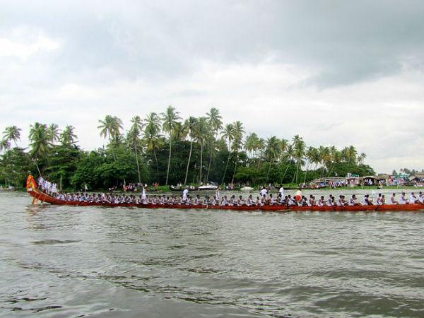 கிழிந்த உடையுடன் ஒரு சிறுவன்