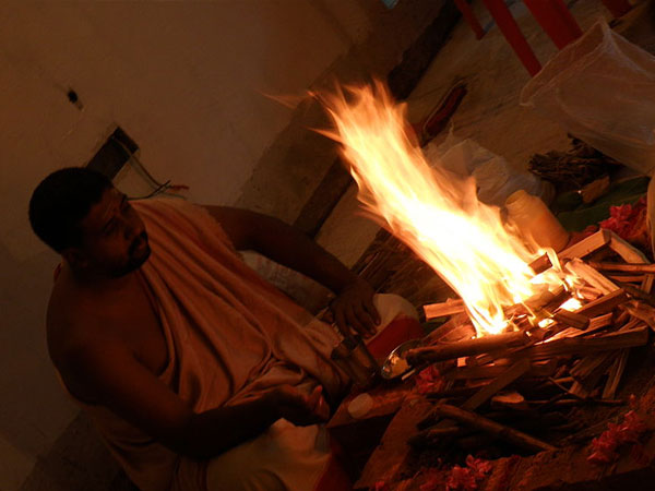 பூஜையை யார் செய்வார்கள்?
