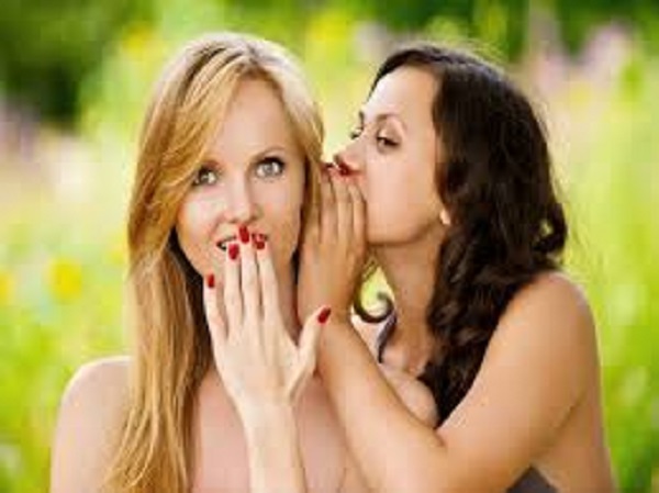 எல்லா நேரத்திலும் அவள் மனதில் கிசுகிசுக்கள் உள்ளன