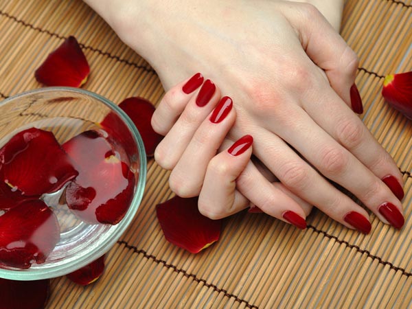 அடர் நிற நெயில் பாலிஷ்