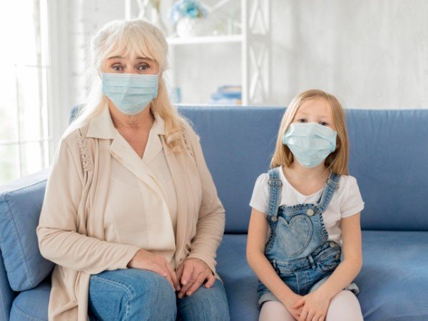 வீட்டில் இருக்கும் போது கூட ஏன் முகக்கவசம் அணிய வேண்டும்?