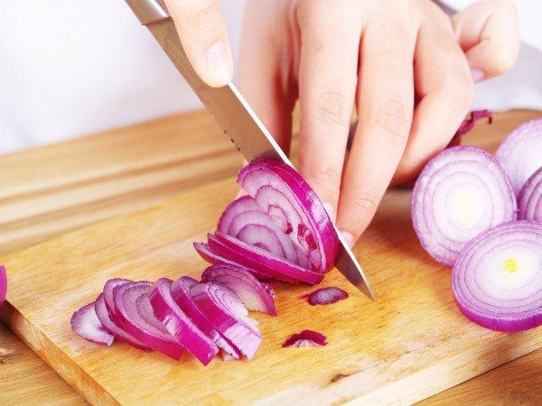வெங்காயத்தை ஏன் வெட்டி ஃப்ரிட்ஜில் வைப்பது சிறந்தது அல்ல?