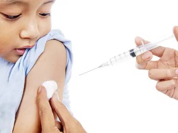 ஃப்ளூ தடுப்பூசி குழந்தைகளை கோவிட்-19 தொற்றிலிருந்து எவ்வாறு பாதுகாக்கிறது?