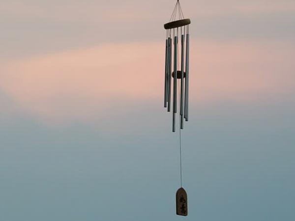 காற்றில் ஆடும் மணிகள் (wind chimes)