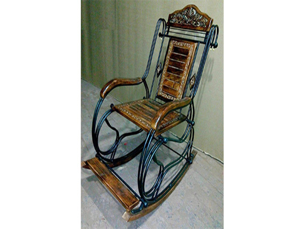 காலியான ராக்கிங் நாற்காலி