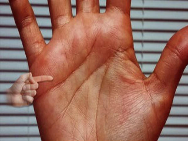 சனி மேட்டில் குறுக்கு கோடுகள்
