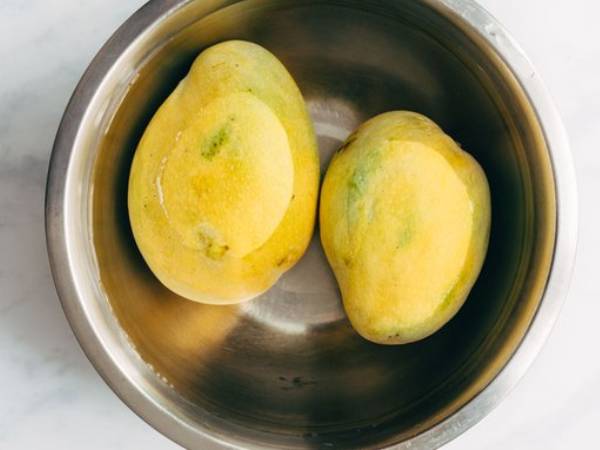 மாம்பழத்தை சாப்பிடும் முன் ஏன் நீரில் ஊற வெக்கணும்-ன்னு சொல்றாங்க தெரியுமா?