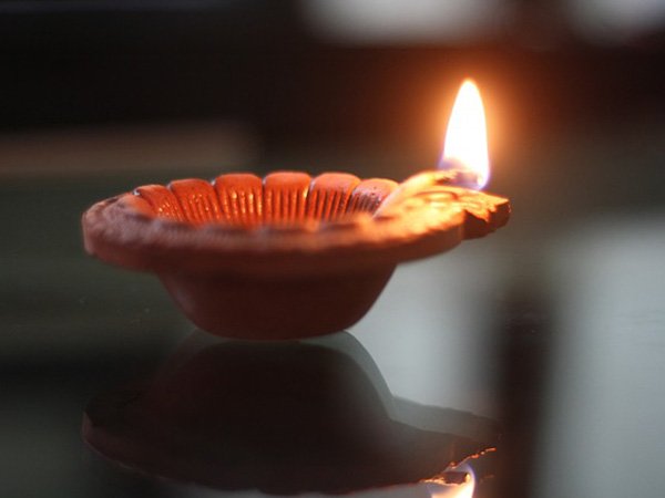 மண் விளக்கில் கற்பூரம்