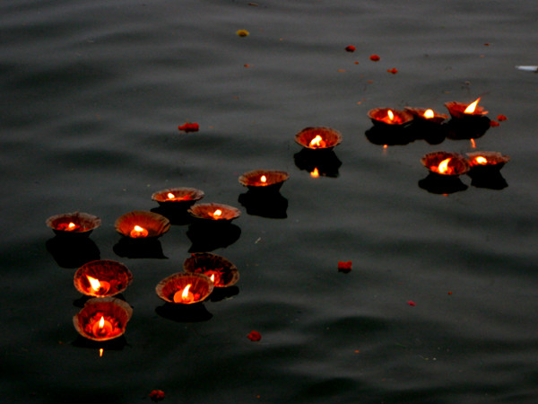 ஆற்றில் விளக்கேற்றவும்