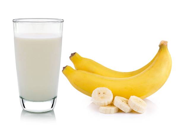 இந்த 4 பழங்களை பாலுடன் சாப்பிட்டால் இருமடங்கு நன்மை கிடைக்குமாம்... முக்கியமா இதய நோய் வராதாம்...