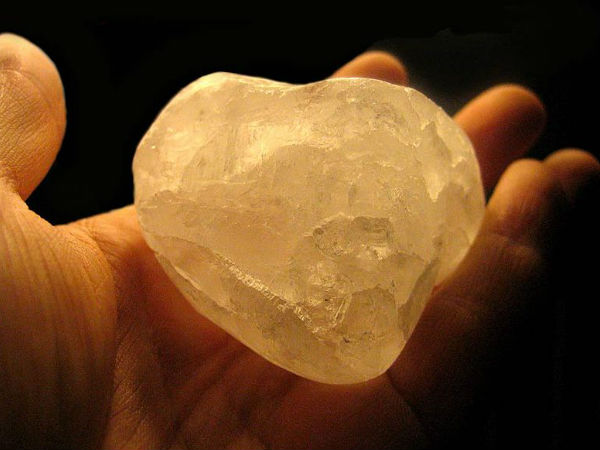 2. சுத்தமான படிகக் கல்லை வீட்டில் வைத்தல்
