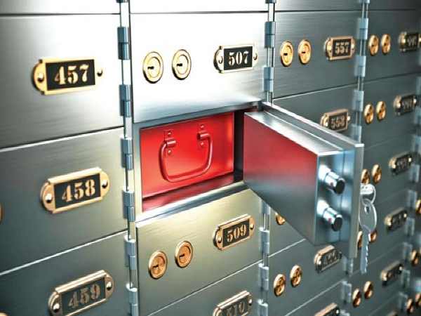 லாக்கரின் வடிவம், செய்யப்பட்ட பொருள் மற்றும் நிறம்