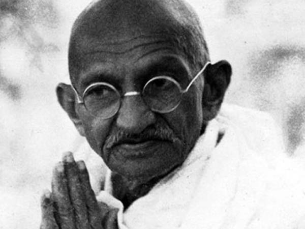 1947 ஆகஸ்ட் 15 அன்று காந்தி எங்கு இருந்தாா்?