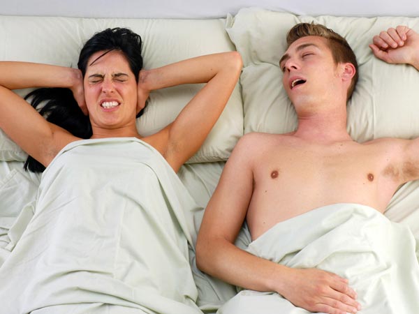 குறட்டை உங்கள் தூக்கத்தையும், நிம்மதியையும் கெடுக்காமல் இருக்கணுமா? நைட்ல இந்த உணவுகள சாப்பிடாதீங்க!