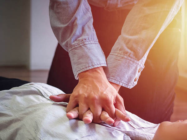 மயக்கத்தில் இருந்தால் CPR ஐத் தொடங்கவும்