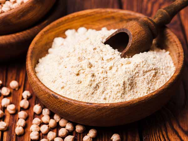 இந்த மாவுகளில் ஒன்றை தினமும் உணவில் சேர்த்துக் கொண்டால் எடை குறைவதோடு ஆயுளும் அதிகரிக்குமாம்...! | Healthiest Flour for Weight Loss in Tamil 4 கொண்டைக்கடலை மாவு