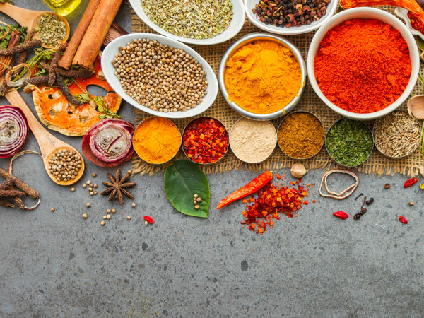 சூடான மசாலா மற்றும் மூலிகைகள்