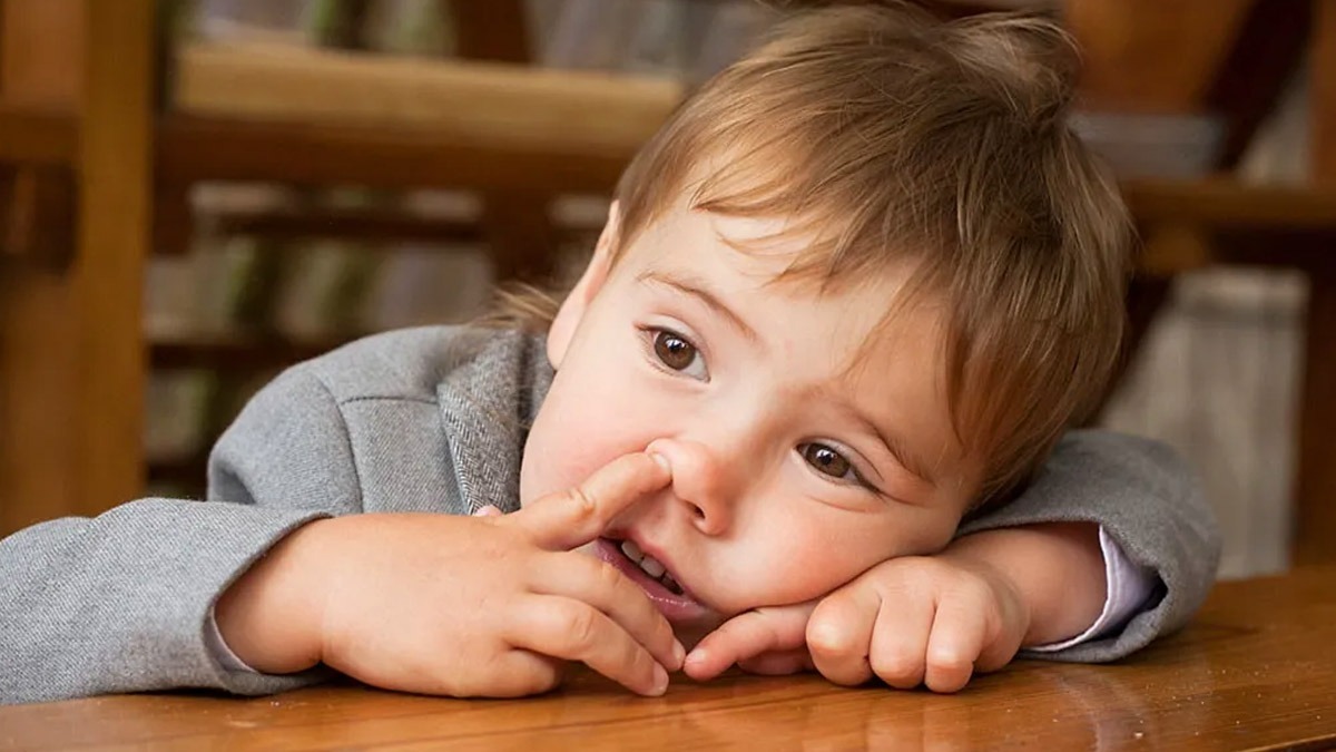 உங்க குழந்தை எப்பவும் மூக்கு நோண்டிக்கிட்டே இருக்கா? அப்ப இத பண்ணுங்க