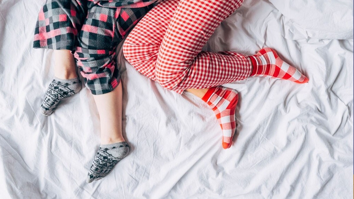 தூங்கும்போது சாக்ஸ் போட்டுட்டு தூங்குவதில் இவ்வளவு நன்மைகள் இருக்கா