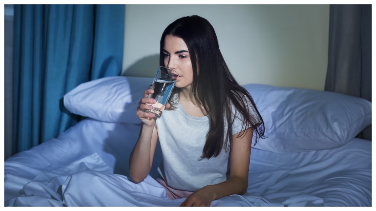 இரவு தூங்கும் முன் தண்ணீர் குடிப்பது நல்லதா? இல்லை கெட்டதா? Drinking